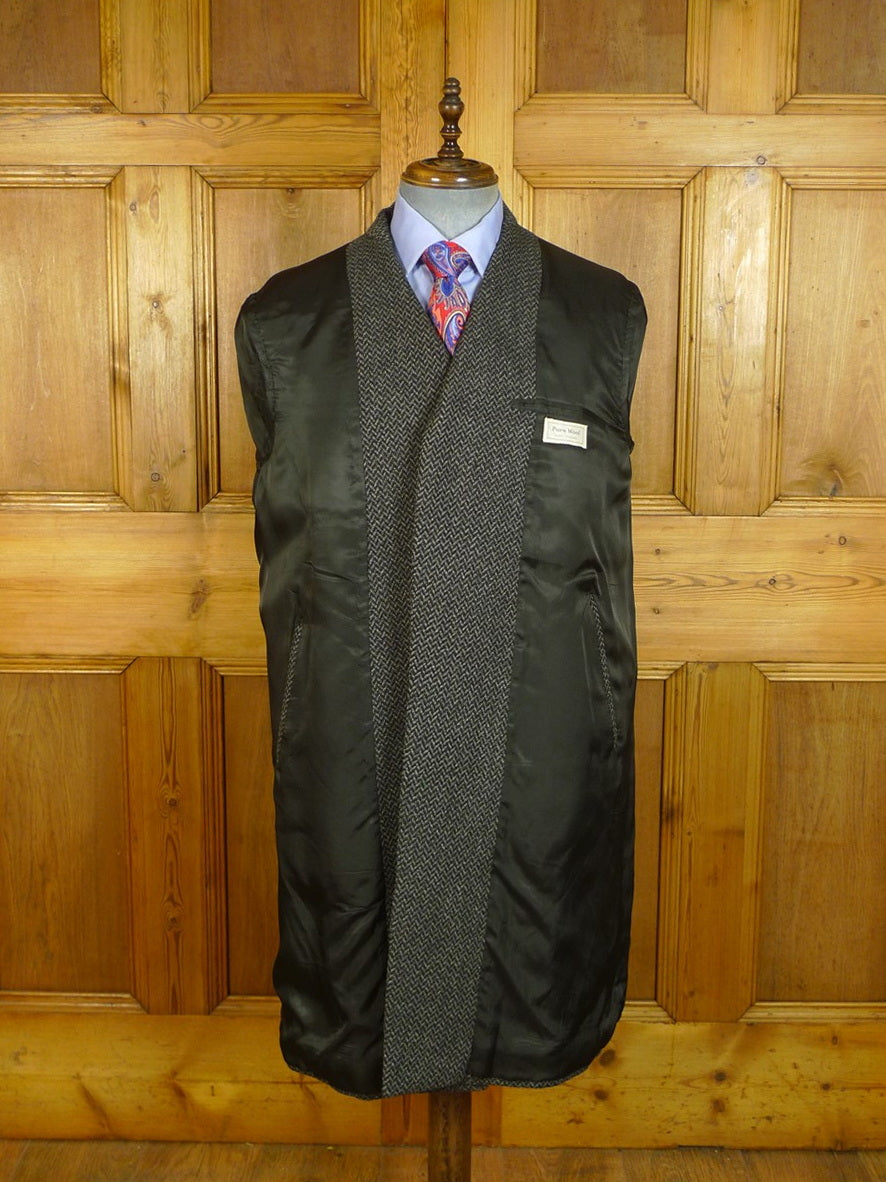 24/0569 beautiful vintage british (aquascutum?) grey herringbone overcoat w/ gauntlet cuff 42