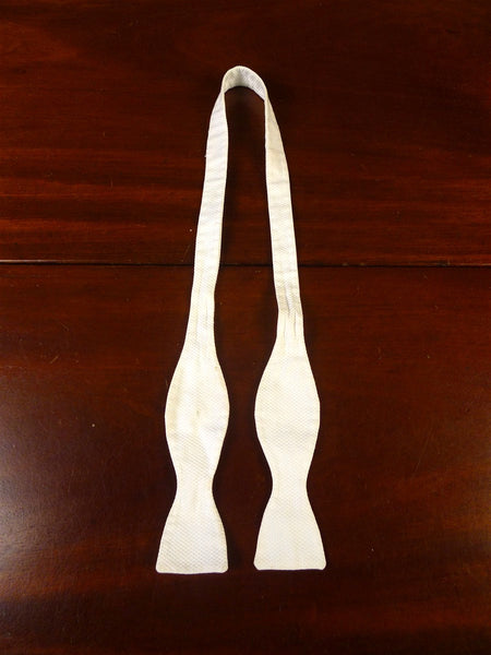 26/0011 vintage new & lingwood white marcella bow tie 16" 42cms