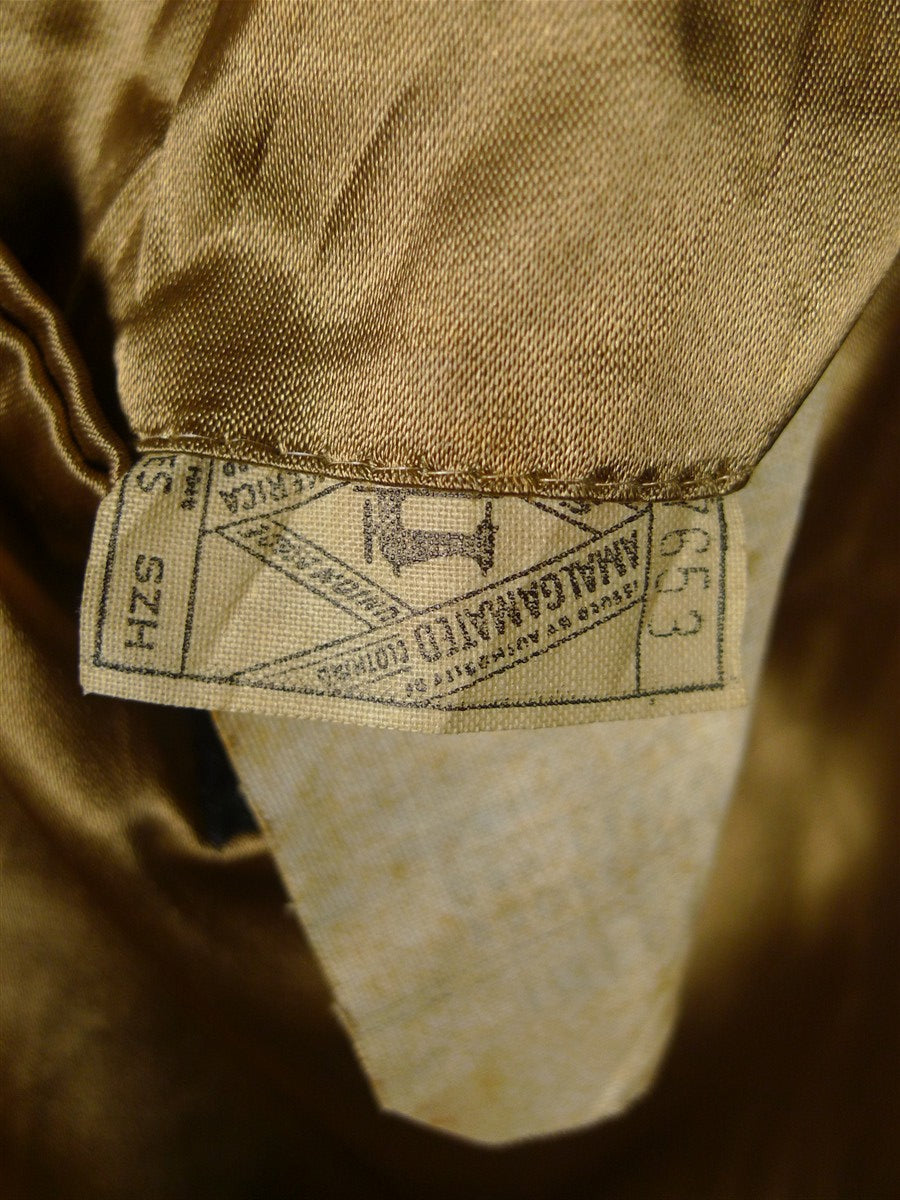 26/0057 stunning vintage daks virgin wool camel coat british warm overcoat w/ leather buttons 38 short