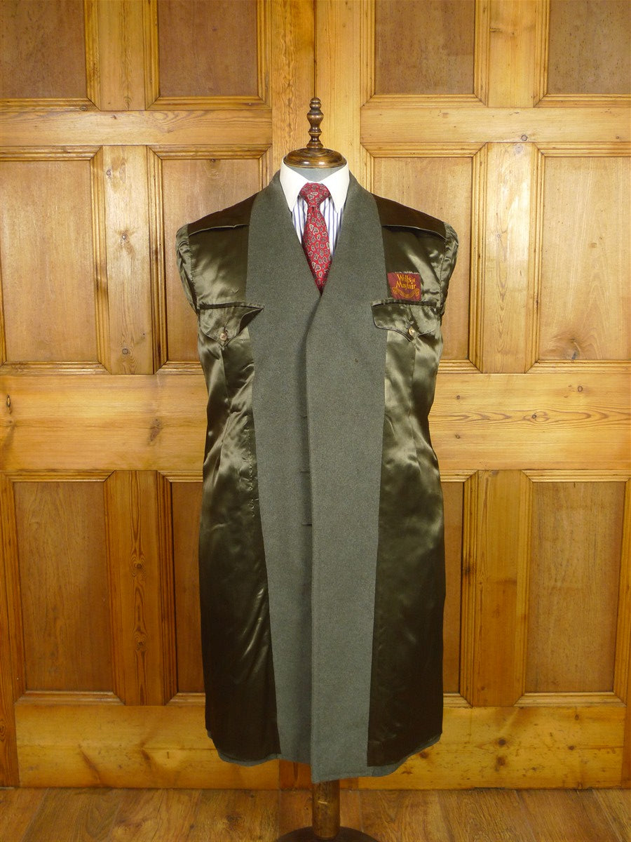 26/0298 superb vintage wells of mayfair savile row heavyweight lovat green melton wool overcoat w/ horn buttons 40