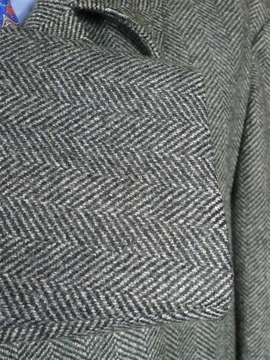 26/0638 immaculate grey herringbone tweed continental style overcoat 48