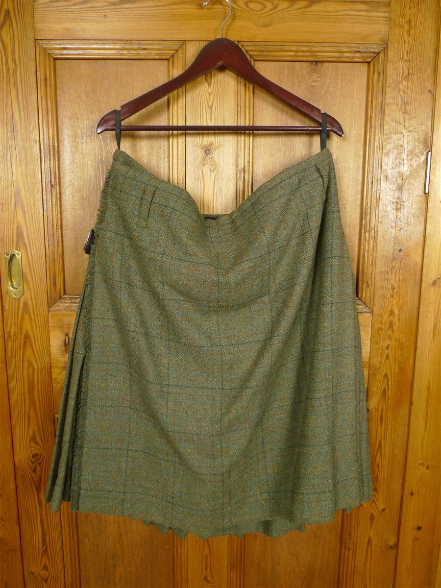 26/0874 immaculate sutherland sporting tweed company green wp check heavyweight kilt 40-42