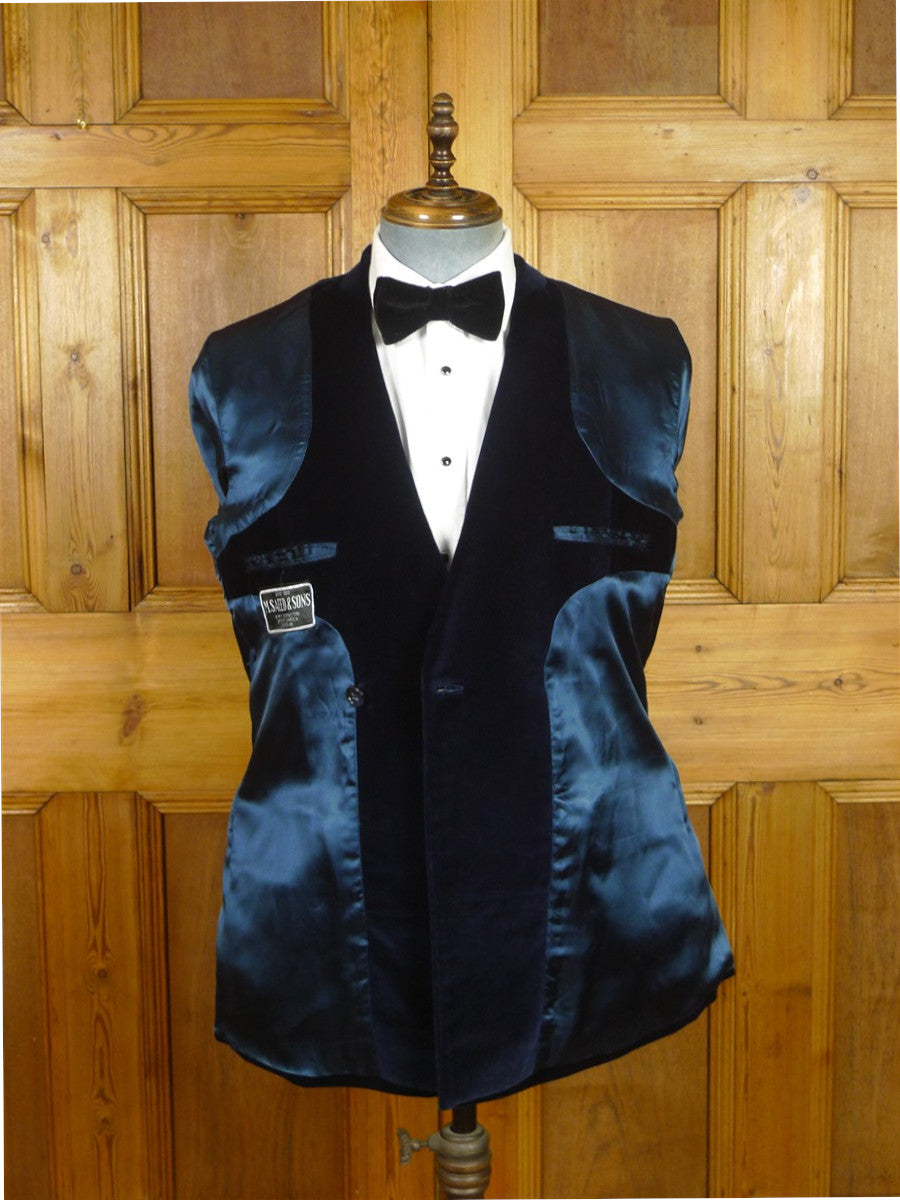 26/1107 cyprus bespoke tailored deep blue d/b velvet dinner / smoking jacket w/ braid trims 39-40 regular