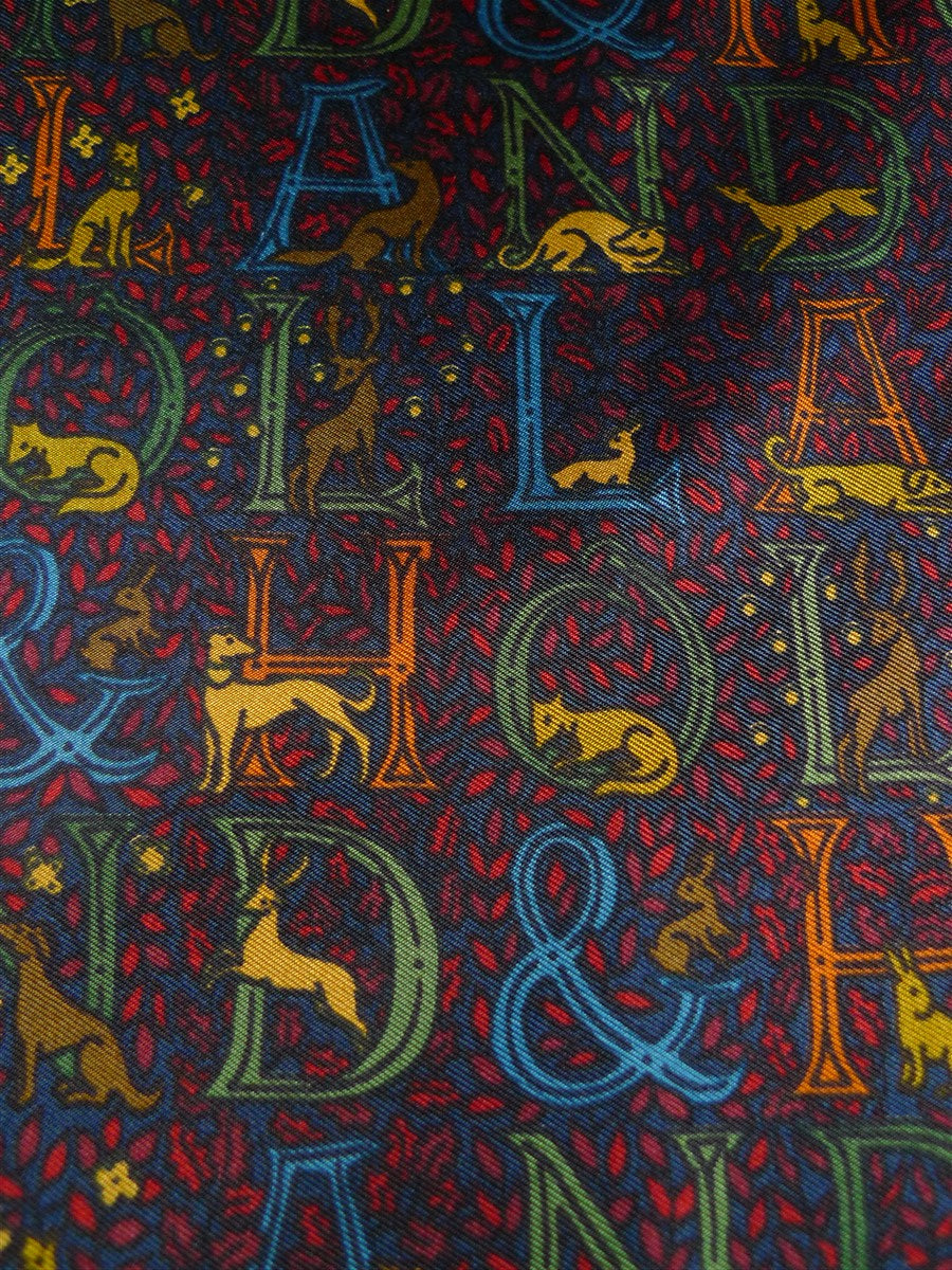 26/1165 immaculate holland & london gunmaker dark blue country sports pattern silk pocket square (rrp £95)